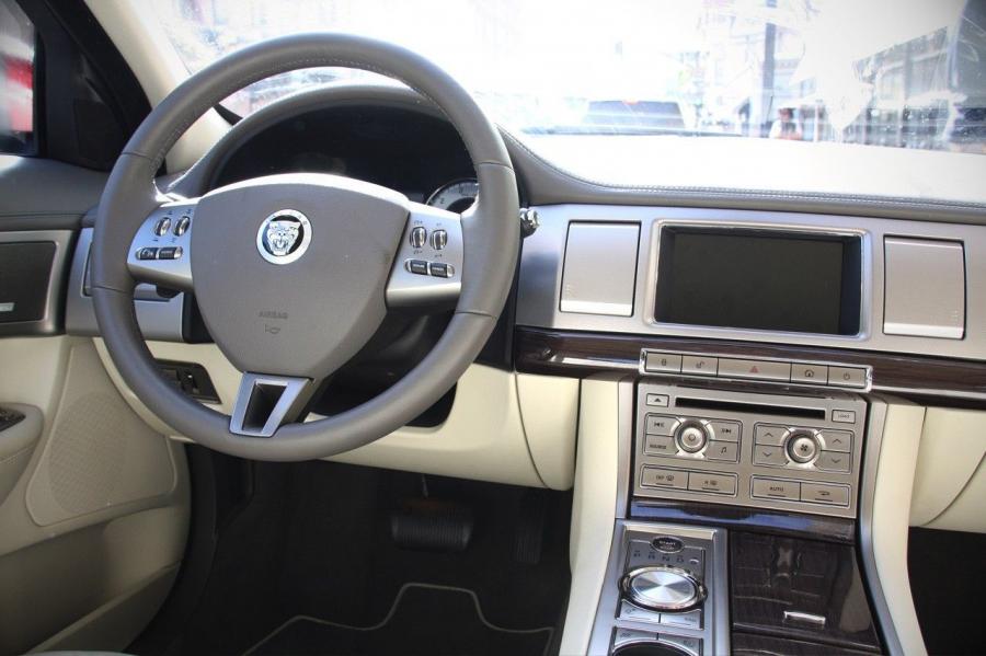  Jaguar XF 2008 года  (фото 149 из 175)